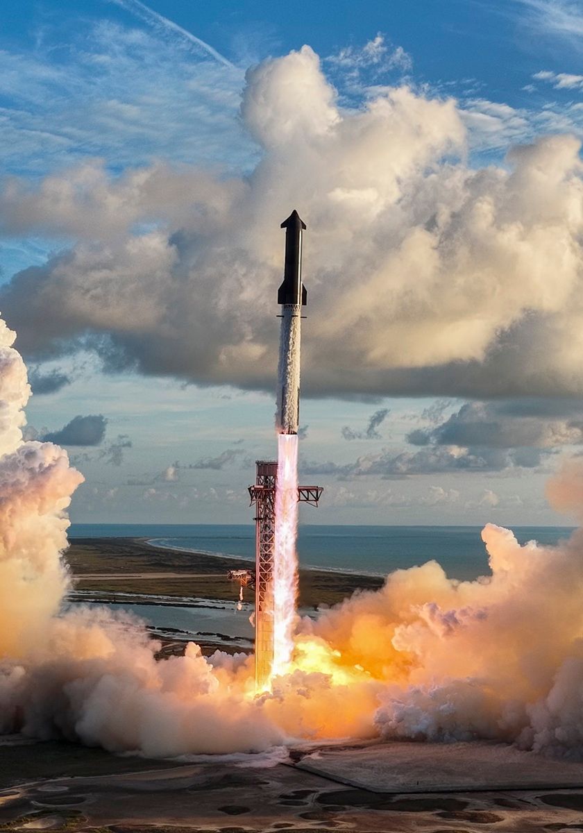 Starship launching in Starbase, TX during the Flight 14 mission.
